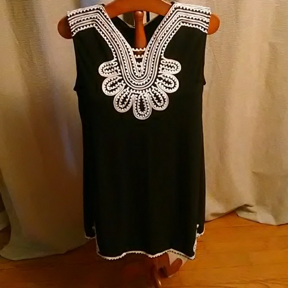 Long sleeveless top